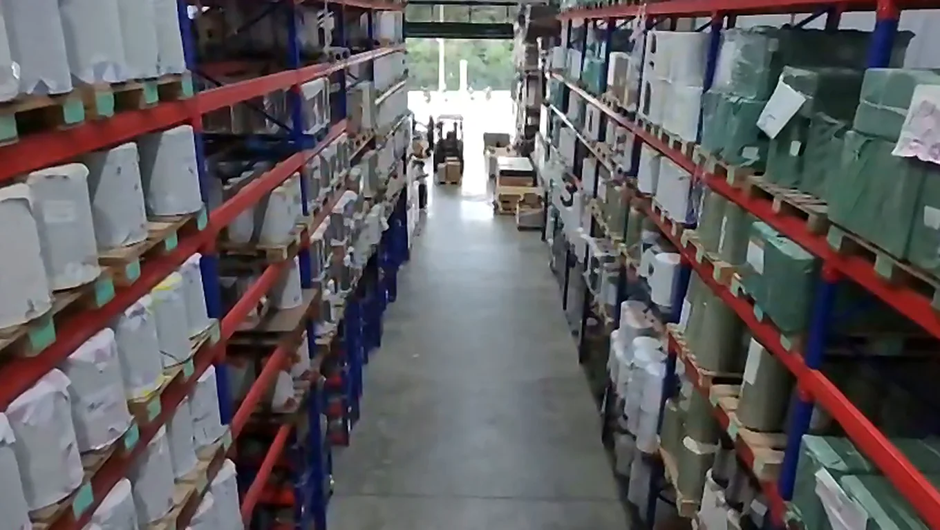 Fachada do centro de distribuição do Grupo Kairós em Itatiba/SP, com a sinalização da marca