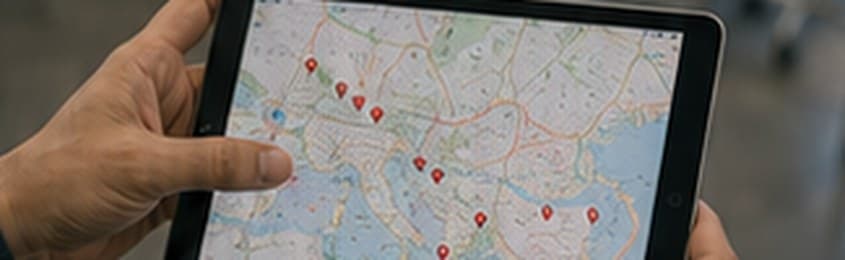 Mapa de fabricantes sendo consultado em tablet